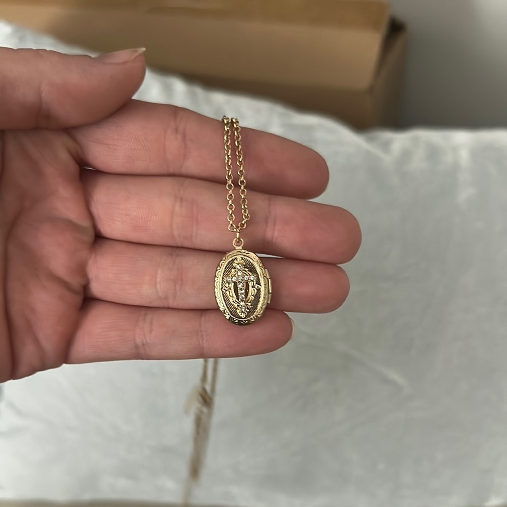 Elegant Gold Locket Necklace
